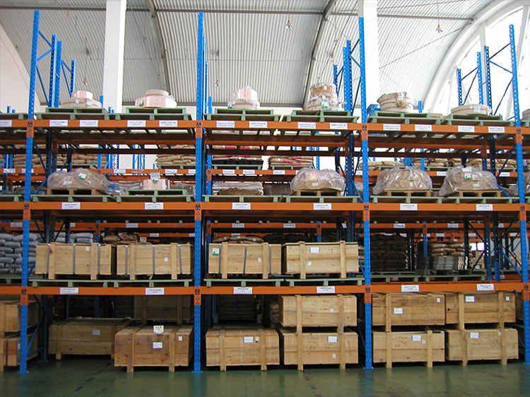 What are the requirements for fire safety in warehouse rack design?