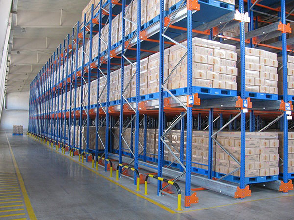 Benefits of radio shuttle racking in food industry warehouse