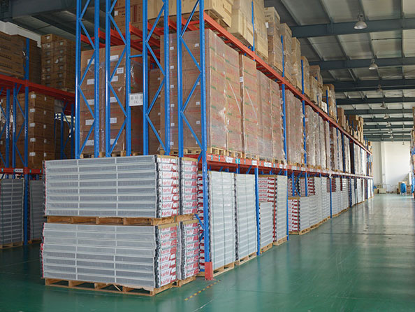 3 advantages of reserved safe distance for the heavy duty warehouse rack