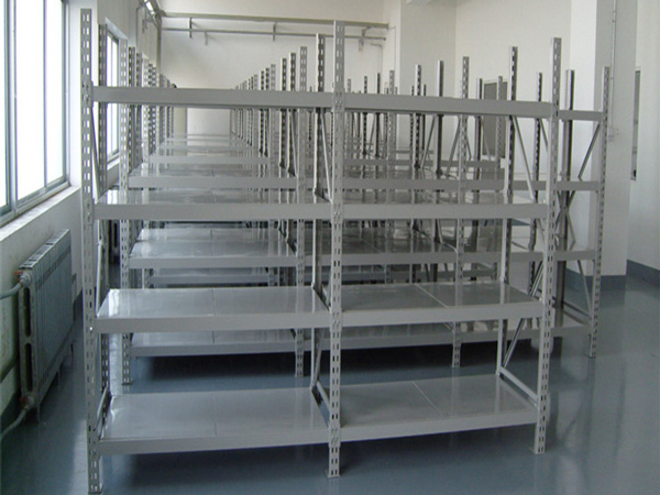 Under what circumstances do longspan shelving in warehouse shelves need three columns