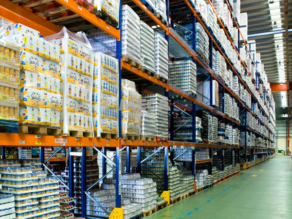 What should be paid attention to when placing goods on selective pallet rack
