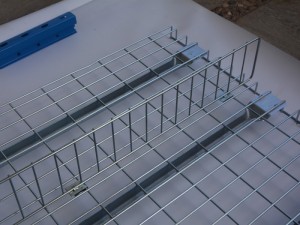 Drop-in vertical wire shelf dividers